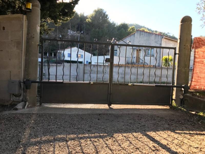 Pose complète d'un portail et une porte de garage à Aubagne.