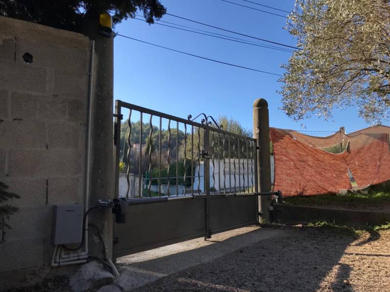 Pose complète d'un portail et une porte de garage à Aubagne.