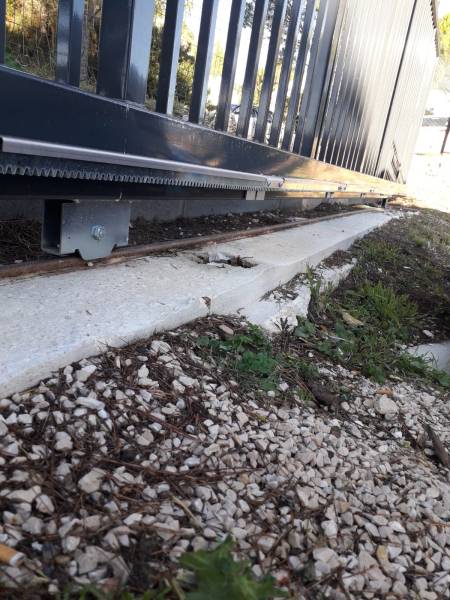 Automatiser un grand portail dans un établissement privée dans les Bouches-du-Rhône.